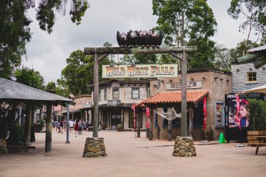 Gold Coast, Queensland, Avustralya - Ocak 2019 Warner Bros. Film Dünyası 'nda Vahşi Batı Şelaleleri Turu, Avustralya' daki filmlerle ilgili tek park..