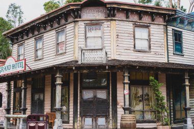Gold Coast, Queensland, Avustralya - Ocak 2019 Warner Bros. Film Dünyası 'nda Vahşi Batı Şelaleleri Turu, Avustralya' daki filmlerle ilgili tek park..