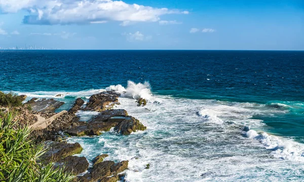 Prachtig Uitzicht Golven Van Het Surfen Crashen Tegen Het Strand — Stockfoto