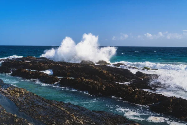 바위에 부딪쳐 해변에 부딪치는 파도타기의 아름다운 냉각기 황금해 오스트레일리아 퀸즐랜드 — 스톡 사진