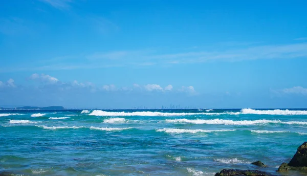 Prachtig Weids Panorama Van Rainbow Bay Beach Met Surfen Oceaan — Stockfoto