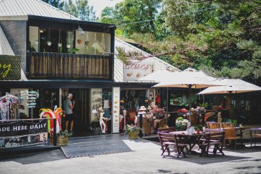 Ünlü Tamborine Dağı Galeri Yürüyüşü 'ndeki yerel bir dükkan. İnanılmaz ve benzersiz bir alışveriş merkezi. Queensland, Avustralya' da ziyaret edilecek bir yer.. 