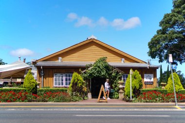 Ünlü Tamborine Dağı Galeri Yürüyüşü 'ndeki renkli yerel bir dükkan. İnanılmaz ve benzersiz bir alışveriş merkezi. Queensland, Avustralya' da iken ziyaret edilmesi gereken bir yer.. 