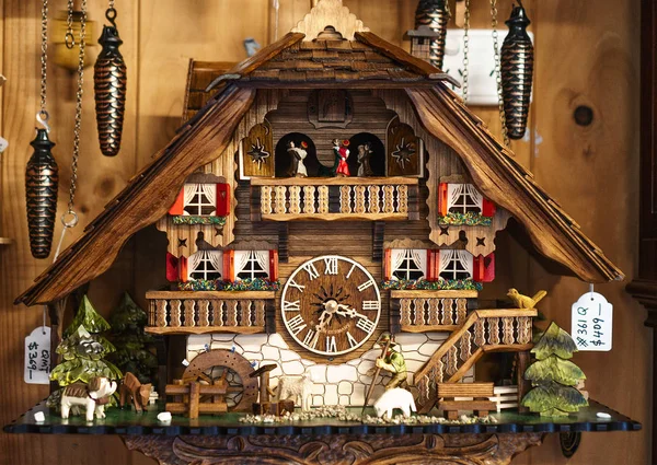 Tamborine Dağı 'nın en ünlü turistik yerlerinden biri olan Alman Guguklu Saat Yuvası' ndan ünlü Alman guguklu saatleri. Gold Coast, Queensland, Avustralya.