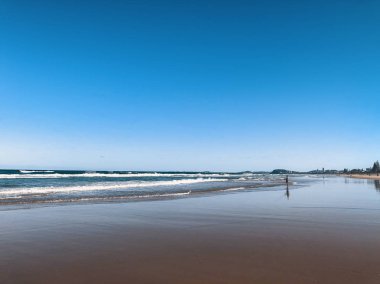 Gold Coast, Avustralya 'da dalgalı Pasifik Okyanusu dalgalarıyla Sörfçüler Cenneti' nin güzel geniş panoramik manzarası..