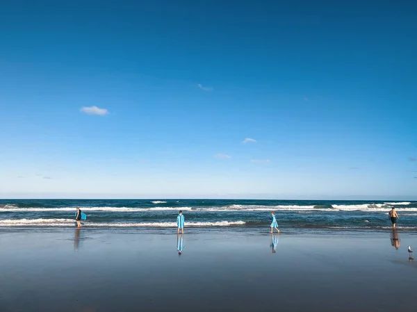 Padres Jugando Con Sus Hijos Playa Surfers Paradise Gold Coast — Foto de Stock