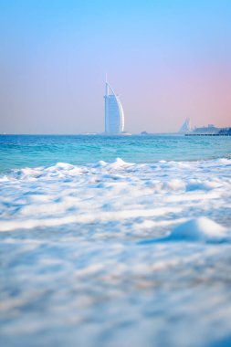 Dubai 'nin gizli mücevherlerinden biri olan Al Sufouh Sahili' nin turkuaz manzarası ve arkasında simgesel Burj Al Arab olan Black Palace Sahili. Dubai, BAE