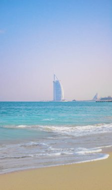 Dubai 'nin gizli mücevherlerinden biri olan Al Sufouh Sahili' nin turkuaz manzarası ve arkasında simgesel Burj Al Arab olan Black Palace Sahili. Dubai, BAE