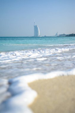 Dubai 'nin gizli mücevherlerinden biri olan Al Sufouh Sahili' nin turkuaz manzarası ve arkasında simgesel Burj Al Arab olan Black Palace Sahili. Dubai, BAE