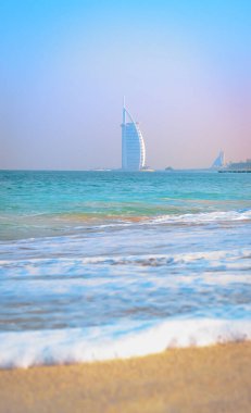 Dubai 'nin gizli mücevherlerinden biri olan Al Sufouh Sahili' nin turkuaz manzarası ve arkasında simgesel Burj Al Arab olan Black Palace Sahili. Dubai, BAE