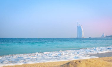 Dubai 'nin gizli mücevherlerinden biri olan Al Sufouh Sahili' nin turkuaz manzarası ve arkasında simgesel Burj Al Arab olan Black Palace Sahili. Dubai, BAE