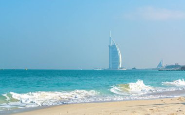 Dubai 'nin gizli mücevherlerinden biri olan Al Sufouh Sahili' nin turkuaz manzarası ve arkasında simgesel Burj Al Arab olan Black Palace Sahili. Dubai, BAE