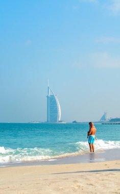 Dubai 'nin gizli mücevherlerinden biri olan Al Sufouh Sahili' nin turkuaz manzarası ve arkasında simgesel Burj Al Arab olan Black Palace Sahili. Dubai, BAE