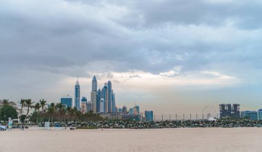 Dubai ufuk çizgisi Al Sufouh Sahili 'nden görülebilir, Dubai' nin gizli mücevherlerinden biri, fırtınadan önce. Dubai, BAE