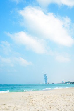 Dubai 'nin gizli mücevherlerinden biri olan Al Sufouh Sahili' nin turkuaz manzarası ve arkasında simgesel Burj Al Arab olan Black Palace Sahili. Dubai, BAE
