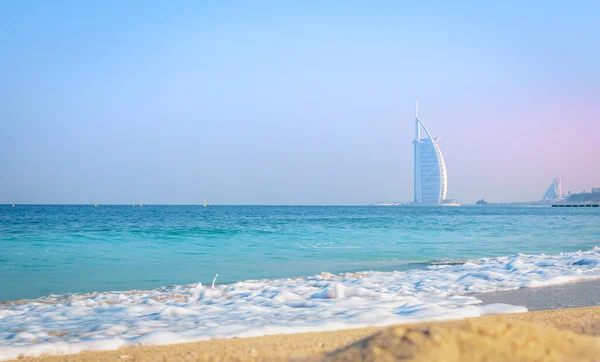 Dubai 'nin gizli mücevherlerinden biri olan Al Sufouh Sahili' nin turkuaz manzarası ve arkasında simgesel Burj Al Arab olan Black Palace Sahili. Dubai, BAE