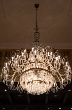  Tavandan sarkan çok güzel bir avize ve mum şeklinde ampuller..