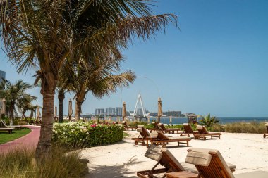 Dubai, BAE - Temmuz, 2020: Meraas geliştiricisi tarafından dünyanın en uzun dönme dolabının muhteşem manzarası Bluewater Adası 'nda, Dubai' deki Ritz Carlton Resort 'tan görülebiliyor.. 