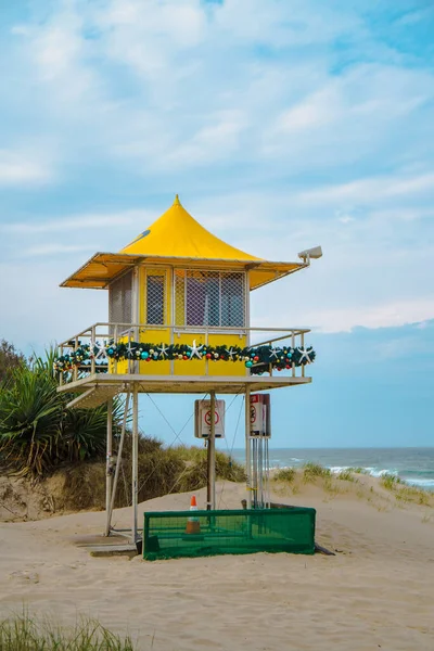 Žlutá Plavčík Věž Zdobená Vánoční Girland Výhledem Tichý Oceán Pláži — Stock fotografie