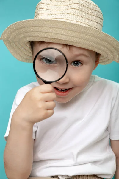 Beautiful White Kid Years Old Hat Looks Magnifying Glass Boy — Stock Photo, Image