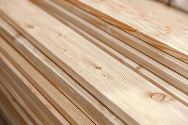 Holzplatten für Baumaterialien werden gestapelt und mit Verpackungsmaterial (Polyethylen) umwickelt. Weicher Fokus — Stockfoto