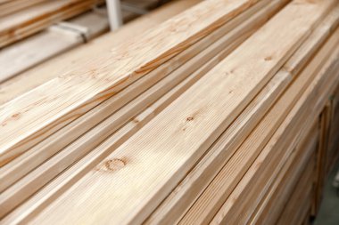 İnşaat malzemeleri için tahta tahtalar istiflenir ve ambalaj malzemesine (polietilen) sarılır. Yumuşak odak