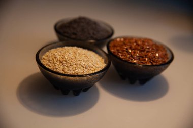 Baharatlar: keten tohumu, susam tohumu, haşhaş tohumu, hayat