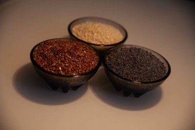 Koyu yeşil elma, yiyecek. Elmayı kes