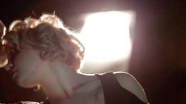 Genç kadın dansçı önünde stüdyo ışık