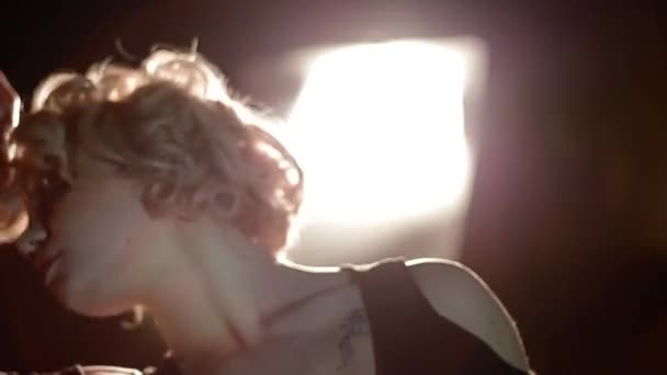 スタジオ ライトの前で踊る若い女性ダンサー — ストック動画
