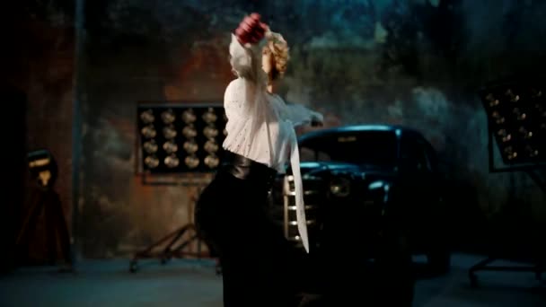 Молода біла танцівниця в студії біля ретро-автомобіля — стокове відео