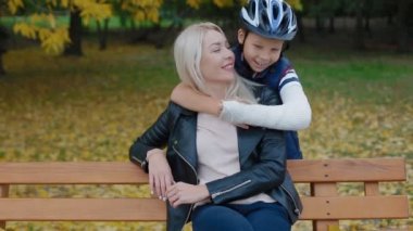 Küçük çocuk annesi kucaklamak