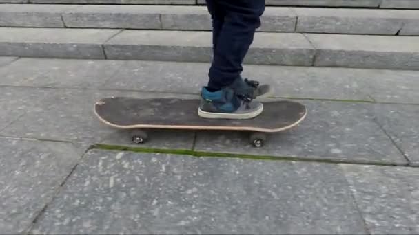 Chłopiec uczenia się gorąco do skate — Wideo stockowe