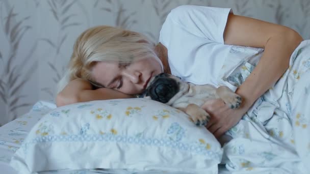 Beyaz kadın evde beslenen hayvan köpek pug — Stok video