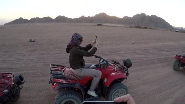 Mujer en un ATV en el desierto egipcio — Vídeo de stock