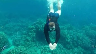 genç adam Snorkeling.