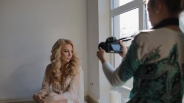 Model poz için fotoğrafçı Studio