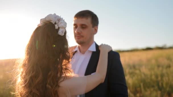 Кавказская невеста и жених позируют в поле — стоковое видео