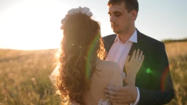 Кавказская невеста и жених позируют в поле — стоковое видео