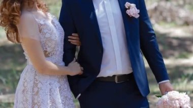 Beyaz gelin ve damat çam ormanda poz