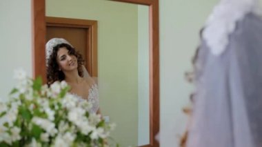 Güzel beyaz gelin aynaya bakıyor