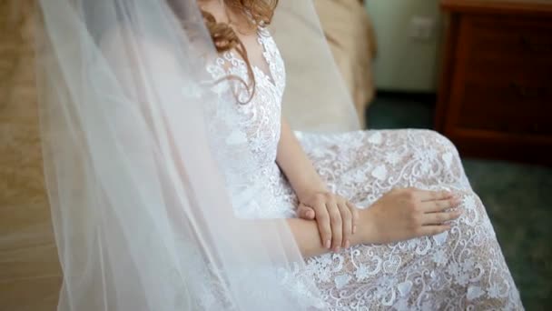 Close-up πορτρέτο του νεαρή νύφη ντυμένη στα λευκά. — Αρχείο Βίντεο