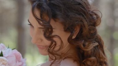 Yakın çekim portre beyaz beyaz düğün çift.