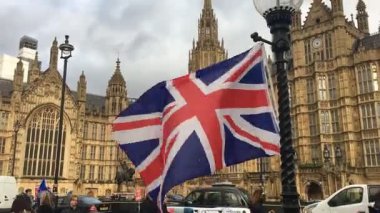 İngiltere, Londra - 3 Aralık 2018: Houses of Parliament ve Brexit karşı protesto karşı İngiliz bayrağı.