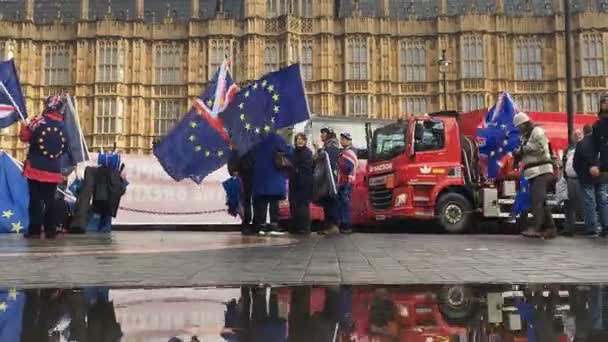 GRAN BRETAÑA, LONDRES - 3 DE DICIEMBRE DE 2018: Protesta contra el Brexit cerca de las cámaras del Parlamento — Vídeo de stock