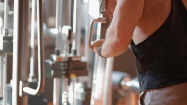 Beyaz genç vücut geliştirmeci eğitim triceps jimnastik salonu