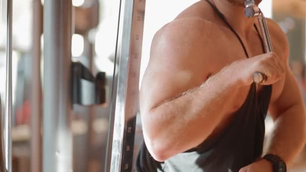 Jonge witte bodybuilder opleiding triceps in de sportschool — Stockvideo