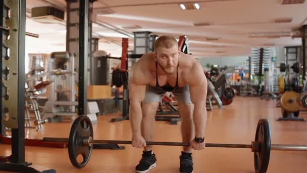 Jonge witte bodybuilder maken van opheffing van de barell aan de riem — Stockvideo