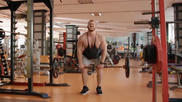 Jeune bodybuilder blanc faisant lever le barell à la ceinture — Video