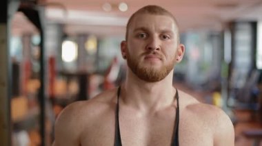 Derin nefes spor salonunda vücut yakın çekim portre.
